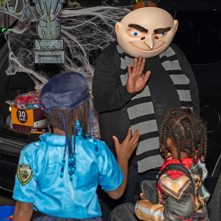 Gru character greets kids in costumes